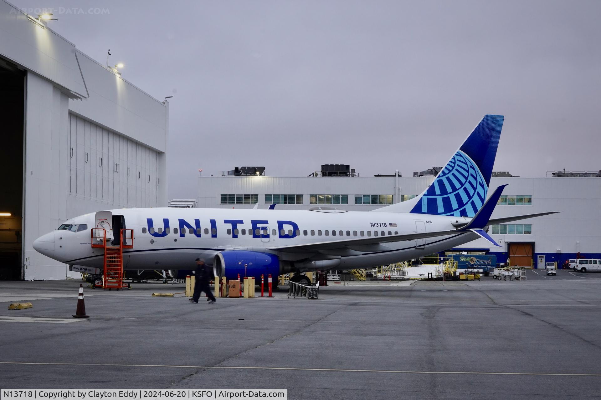 N13718, 1999 Boeing 737-724 C/N 28937, SFO 2024.