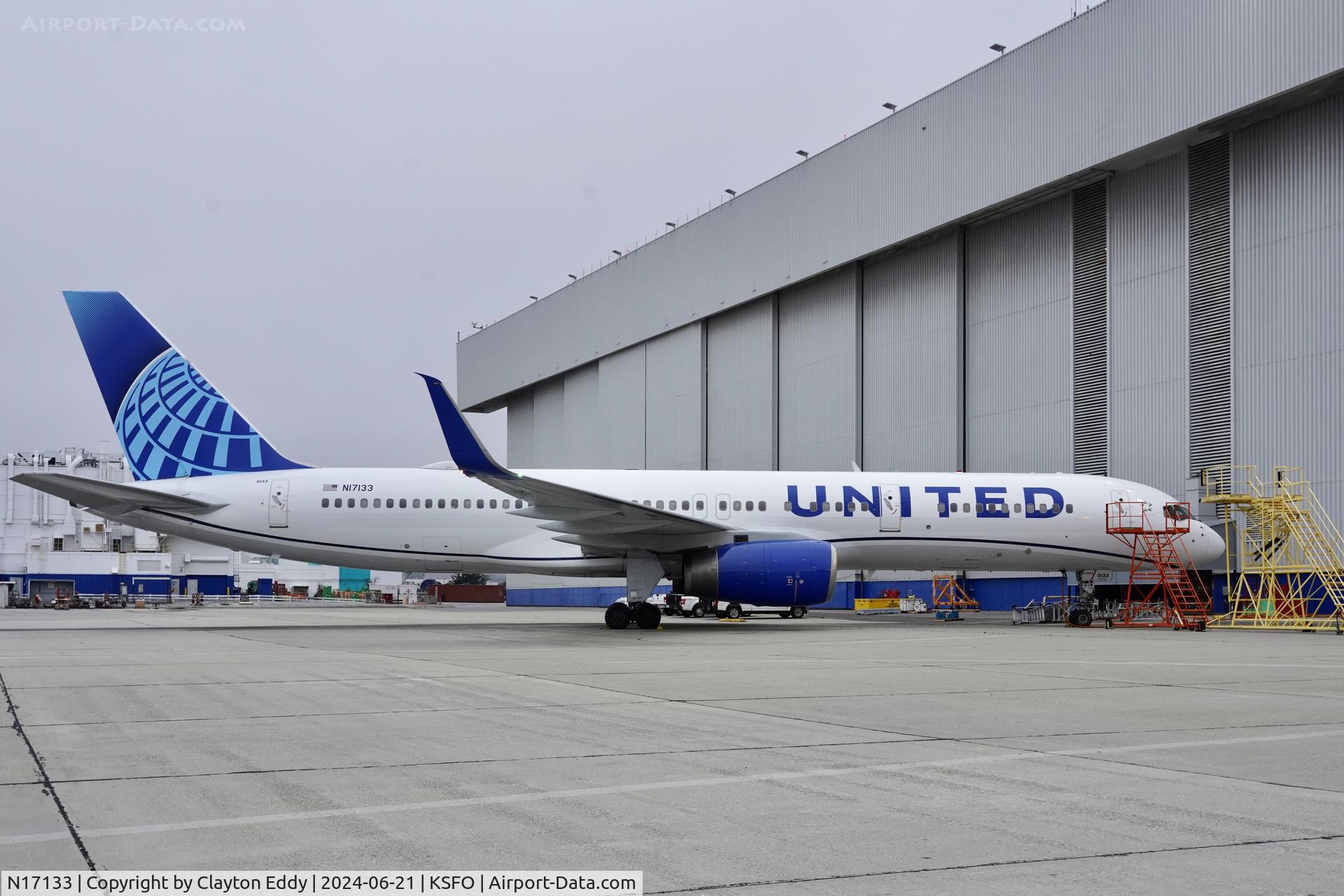 N17133, 1998 Boeing 757-224 C/N 29282, SFO 2024.