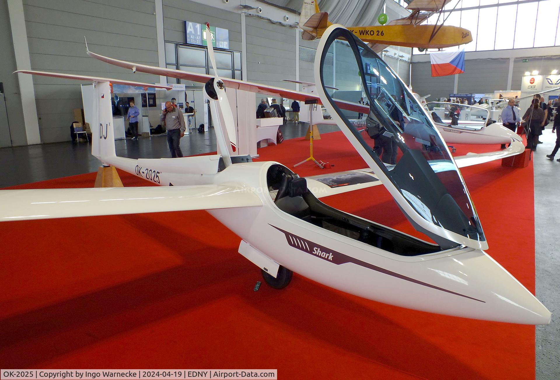 OK-2025, 2023 HpH Sailplanes HPH 304RES Shark C/N not found_OK-2025, HPH 304RES Shark with electric motor at the AERO 2024, Friedrichshafen
