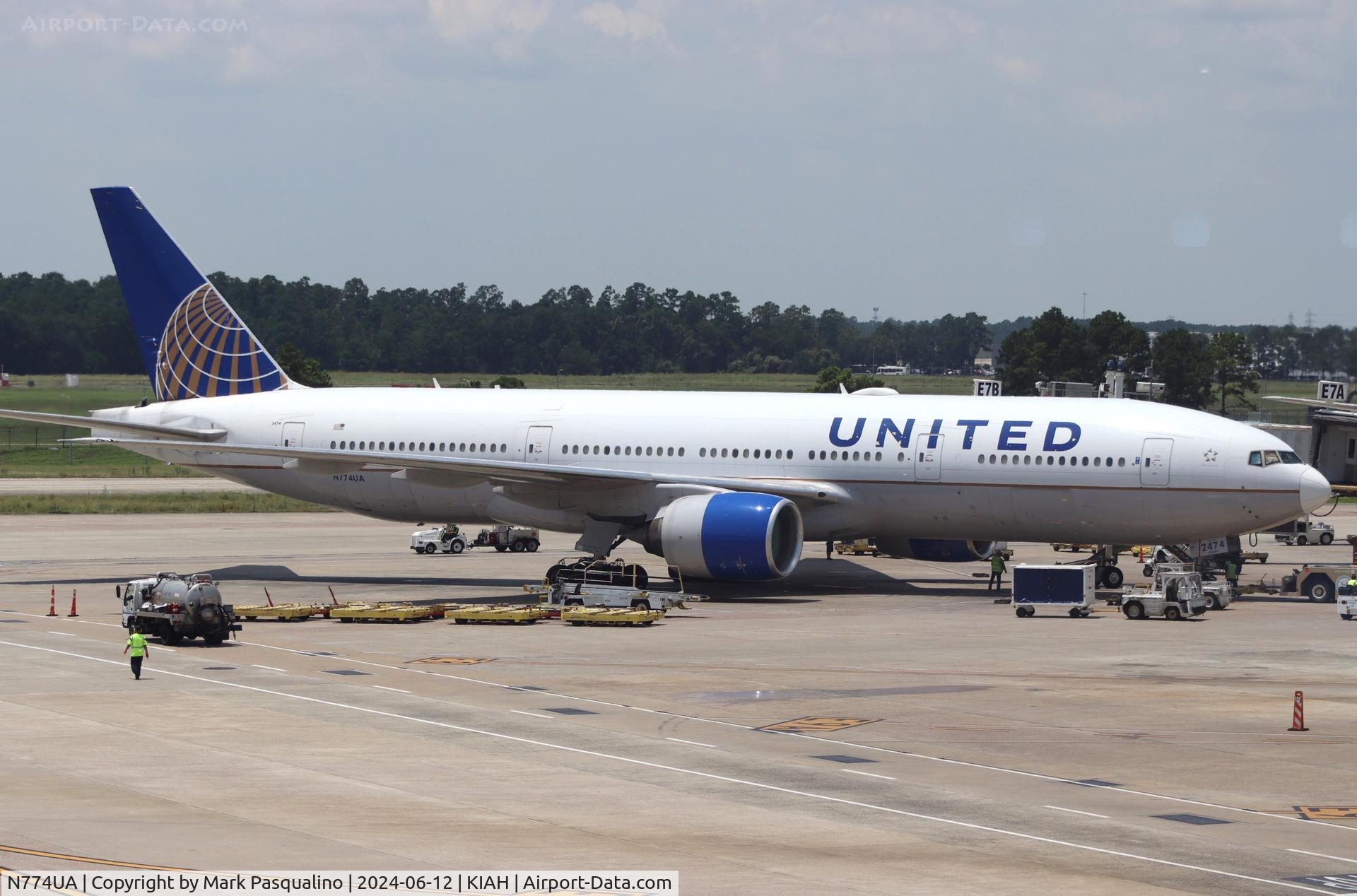 N774UA, 1996 Boeing 777-222 C/N 26936, Boeing 777-222