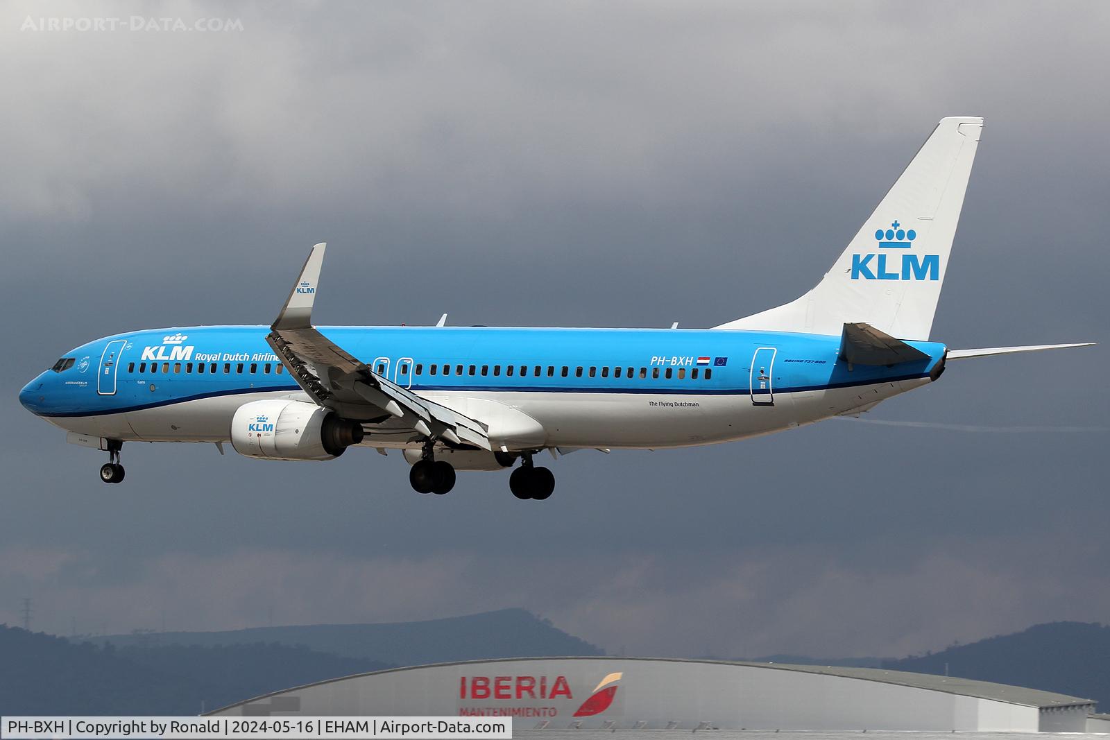 PH-BXH, 2000 Boeing 737-8K2 C/N 29597, at bcn