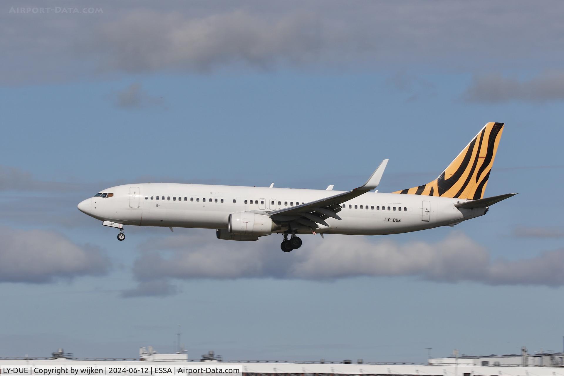 LY-DUE, 2004 Boeing 737-8FE C/N 33996, Rwy 19L