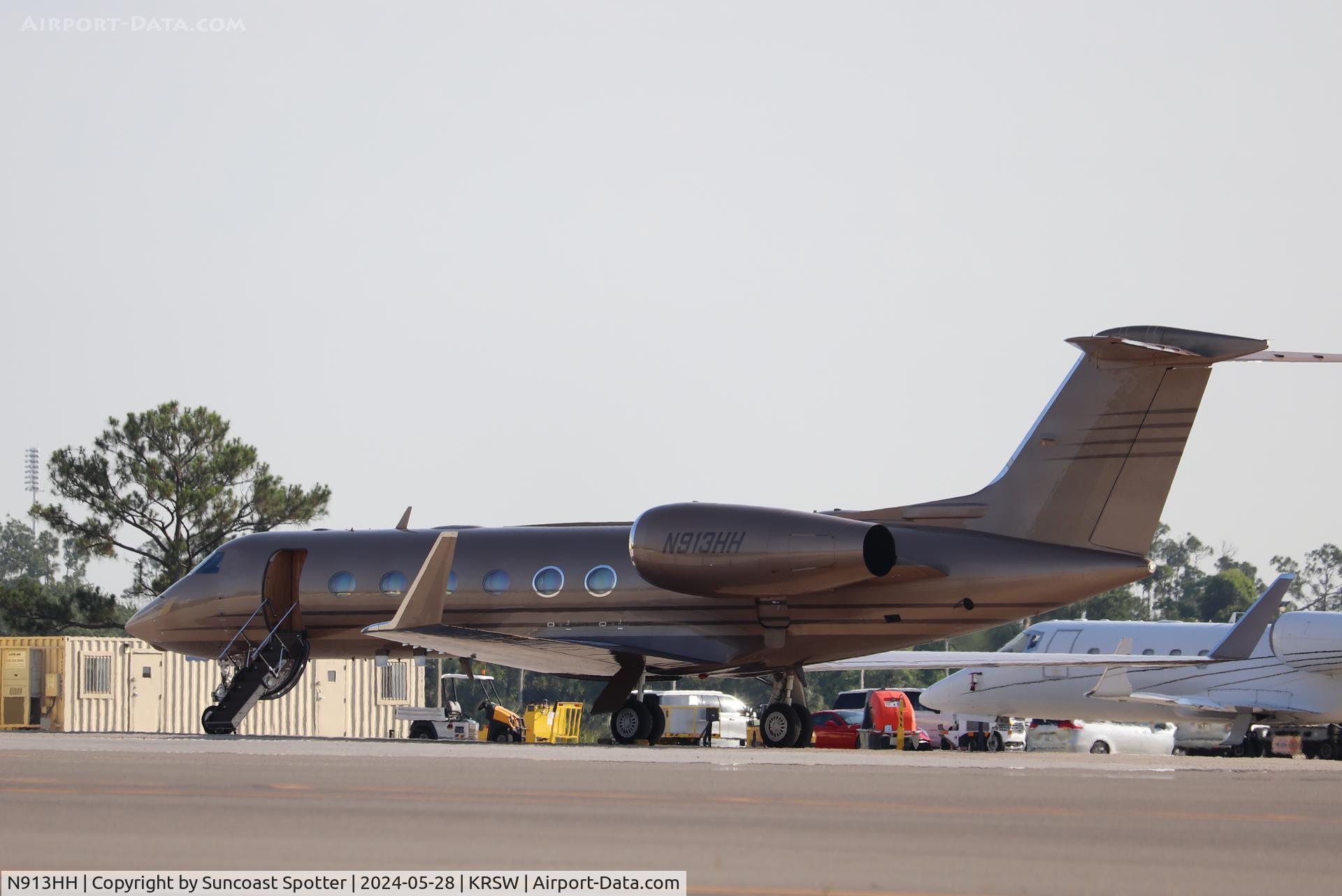 N913HH, 2007 Gulfstream Aerospace GIV-X (G450) C/N 4083, Gulfstream G450 sits on the Private Sky ramp at Southwest Florida International Airport