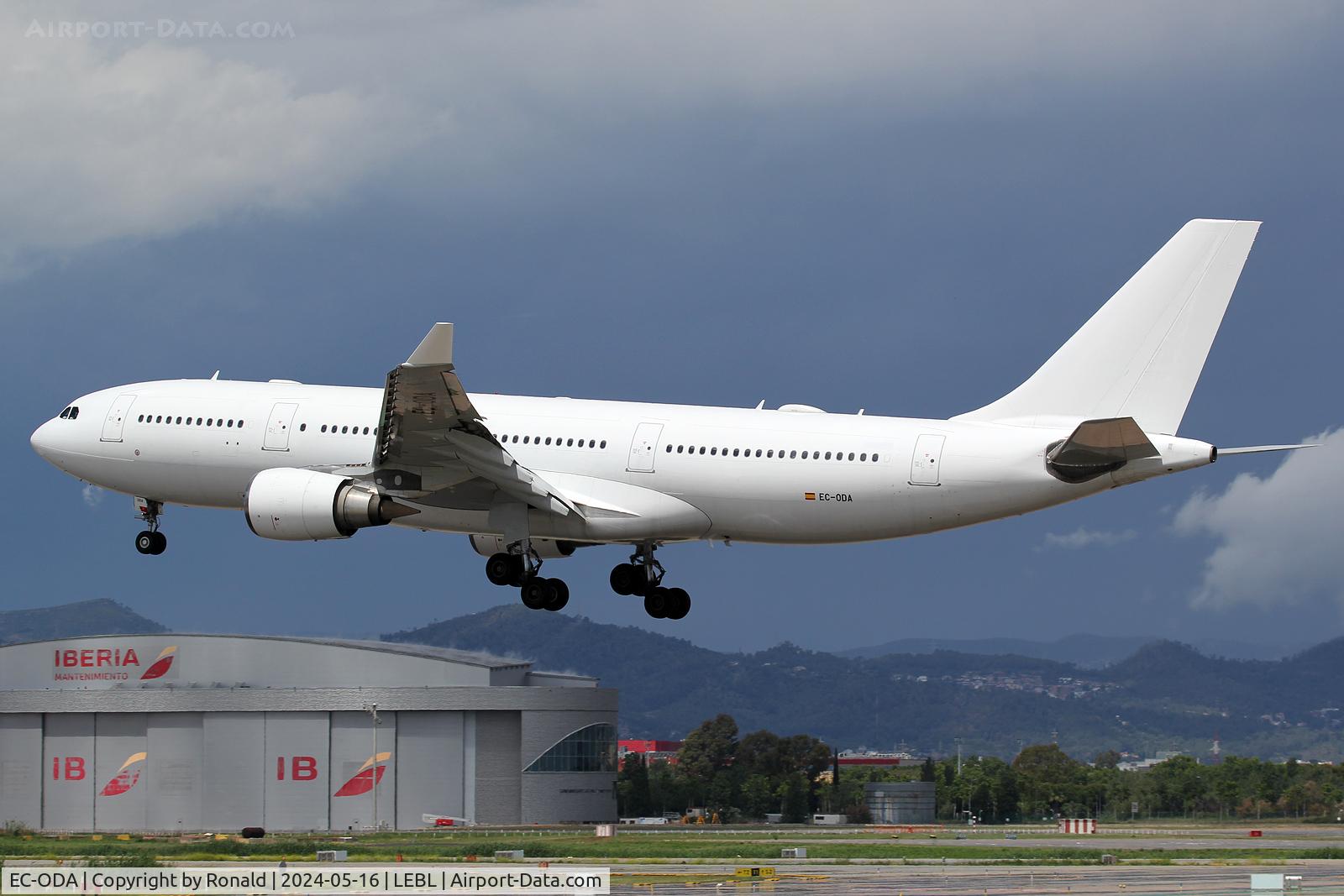 EC-ODA, 2007 Airbus A330-202 C/N 814, at bcn