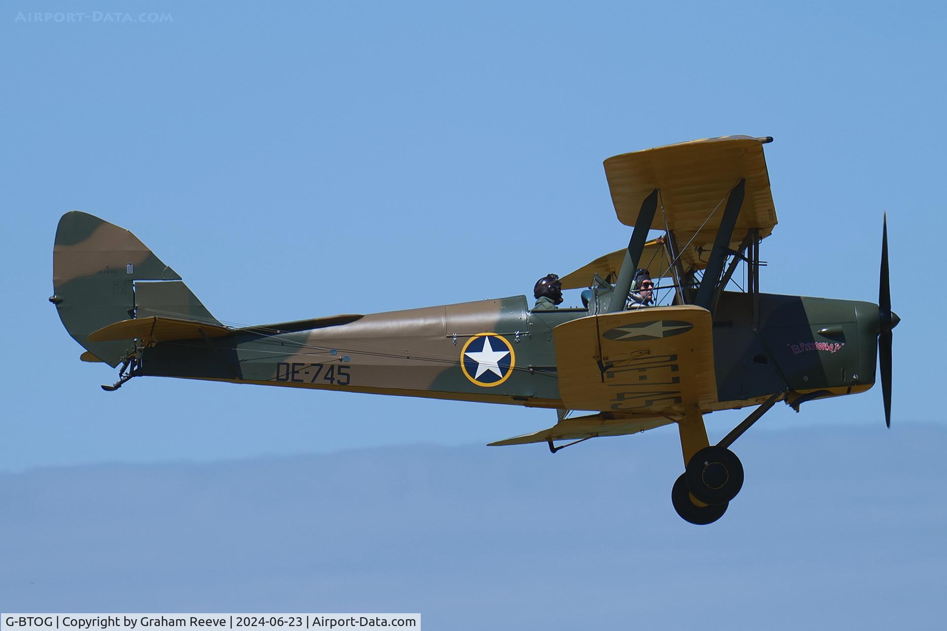 G-BTOG, 1944 De Havilland DH-82A Tiger Moth II C/N 86500, Landing at Northrepps.