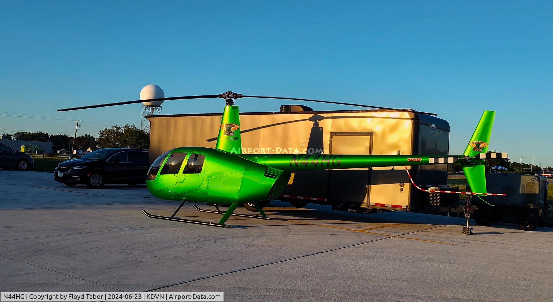 N44HG, 1995 Robinson R44 C/N 0214, At the Airshow Davenport Iowa