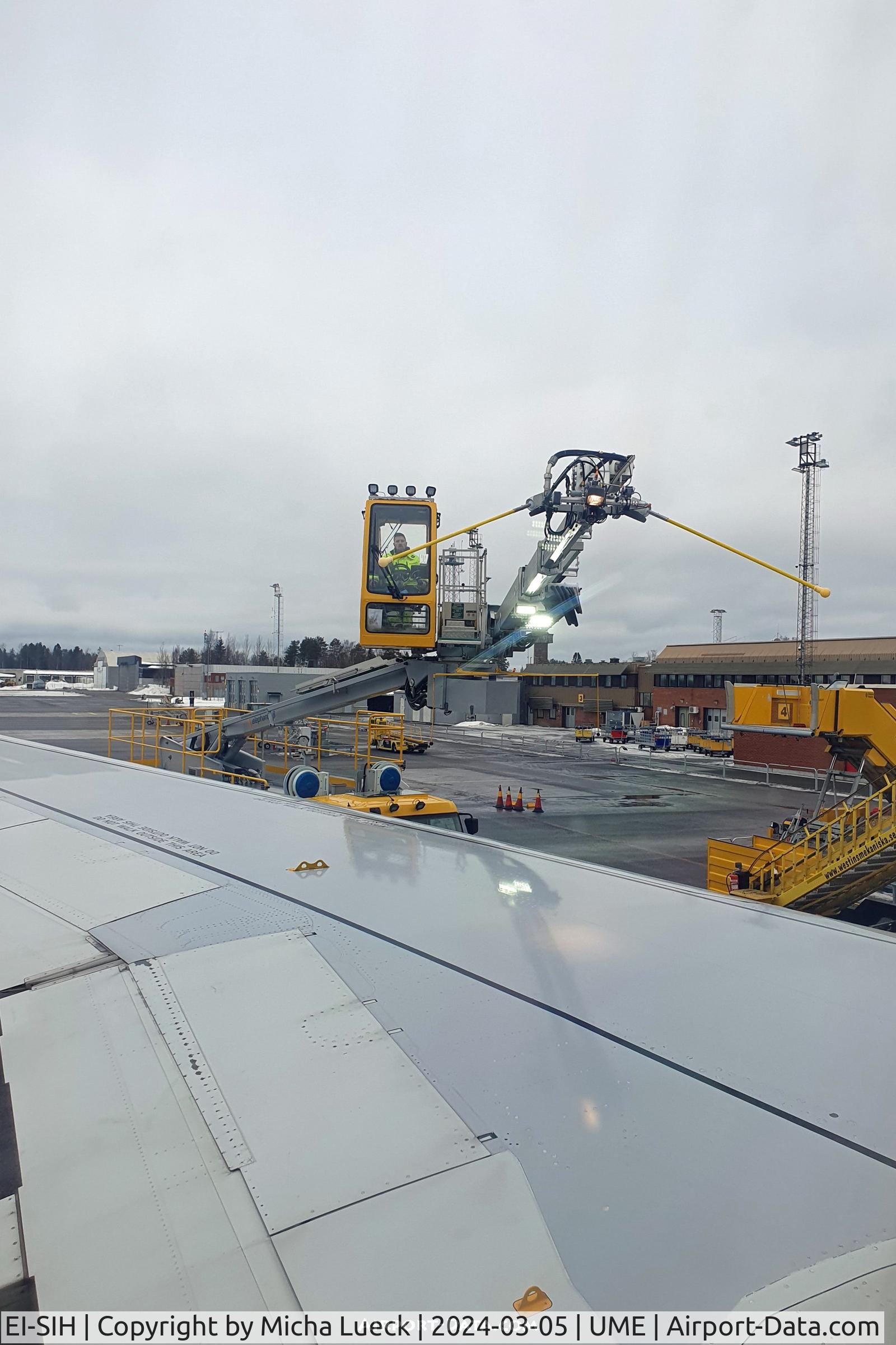 EI-SIH, 2018 Airbus A320-251N C/N 8551, The de-icing truck is here to get us ready for the short flight from Umeå to Arlanda