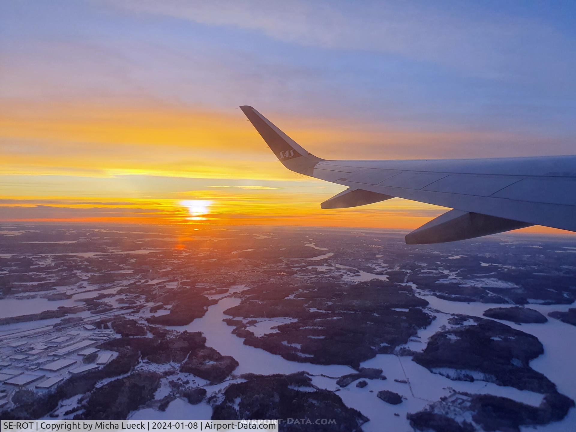 SE-ROT, 2019 Airbus A320-251NEO C/N 9116, Beautiful sunrise as we leave Arlanda, on our way to Düsseldorf