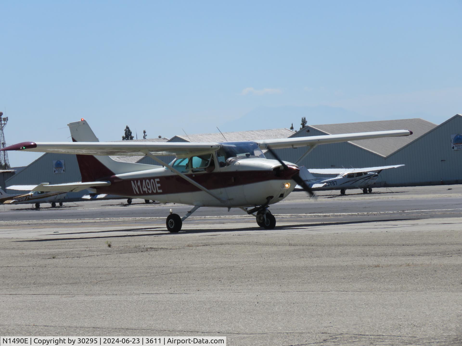 N1490E, 1978 Cessna 172N C/N 17271020, Taxiing