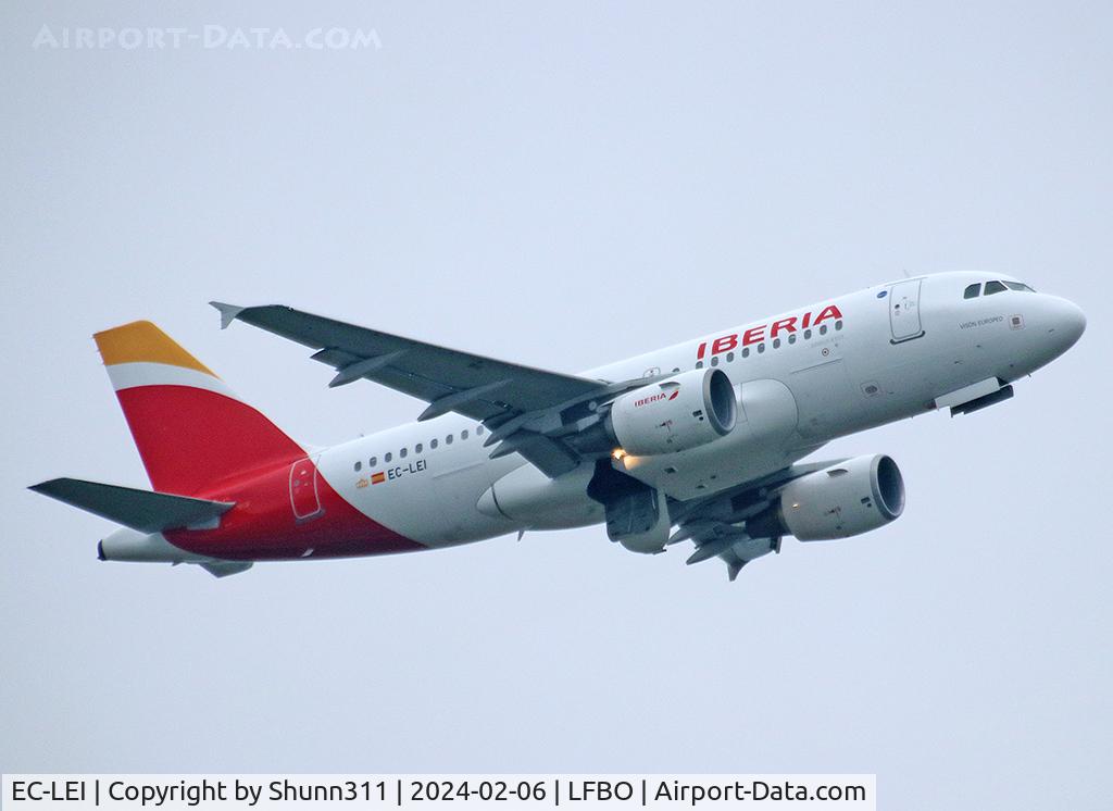 EC-LEI, 2008 Airbus A319-111 C/N 3744, Climbing after take off from rwy 32R...