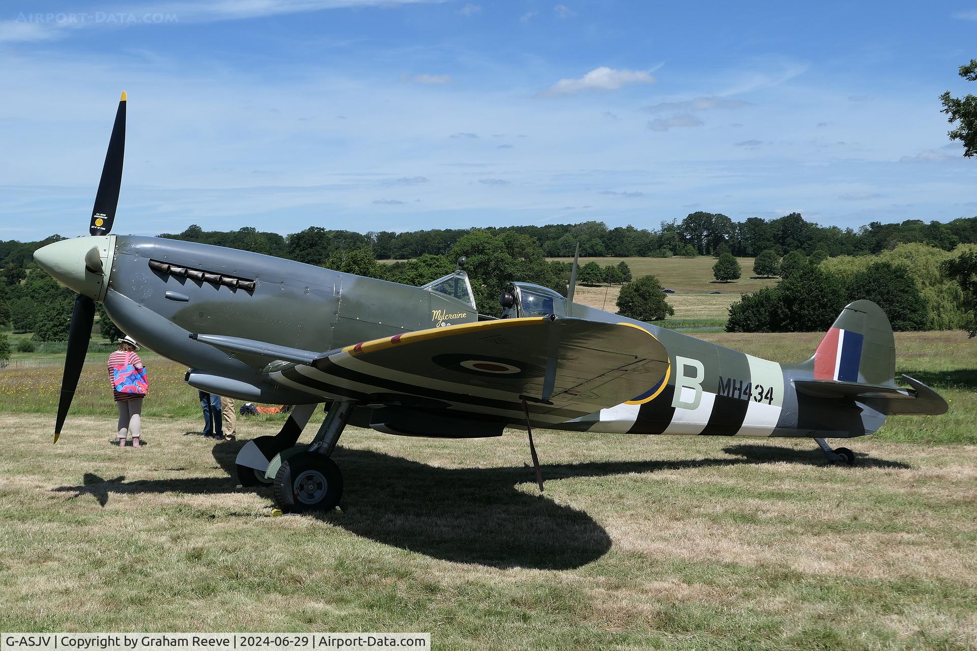 G-ASJV, 1943 Supermarine 361 Spitfire LF.IXb C/N CBAF.IX.552, Parked at Hevenigham Hall.