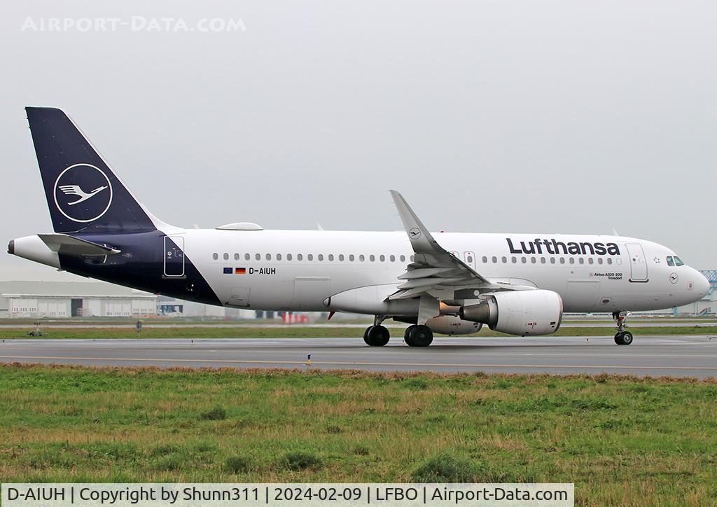 D-AIUH, 2014 Airbus A320-214 C/N 6225, Lining up rwy 14L for departure... new c/s...