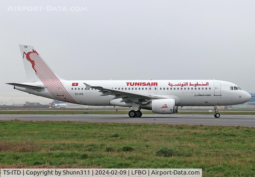 TS-ITD, Airbus A320-214 C/N 4851, Lining up rwy 14L for departure...