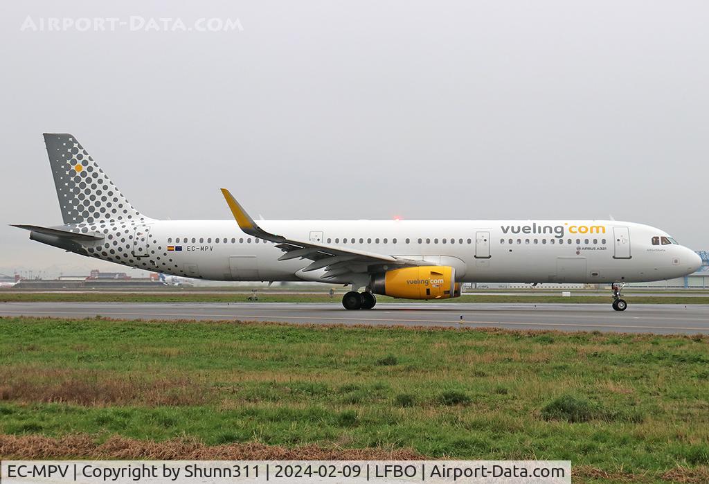 EC-MPV, 2017 Airbus A321-231 C/N 7590, Lining up rwy 14L for departure...