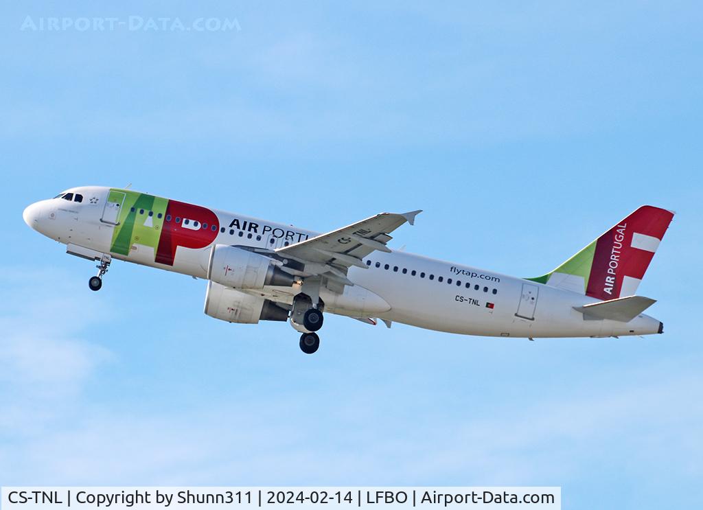 CS-TNL, 2000 Airbus A320-214 C/N 1231, Climbing after take off from rwy 14L