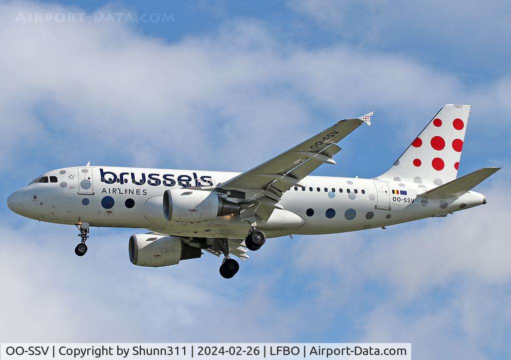 OO-SSV, 2004 Airbus A319-111 C/N 2196, Landing rwy 32L in new c/s