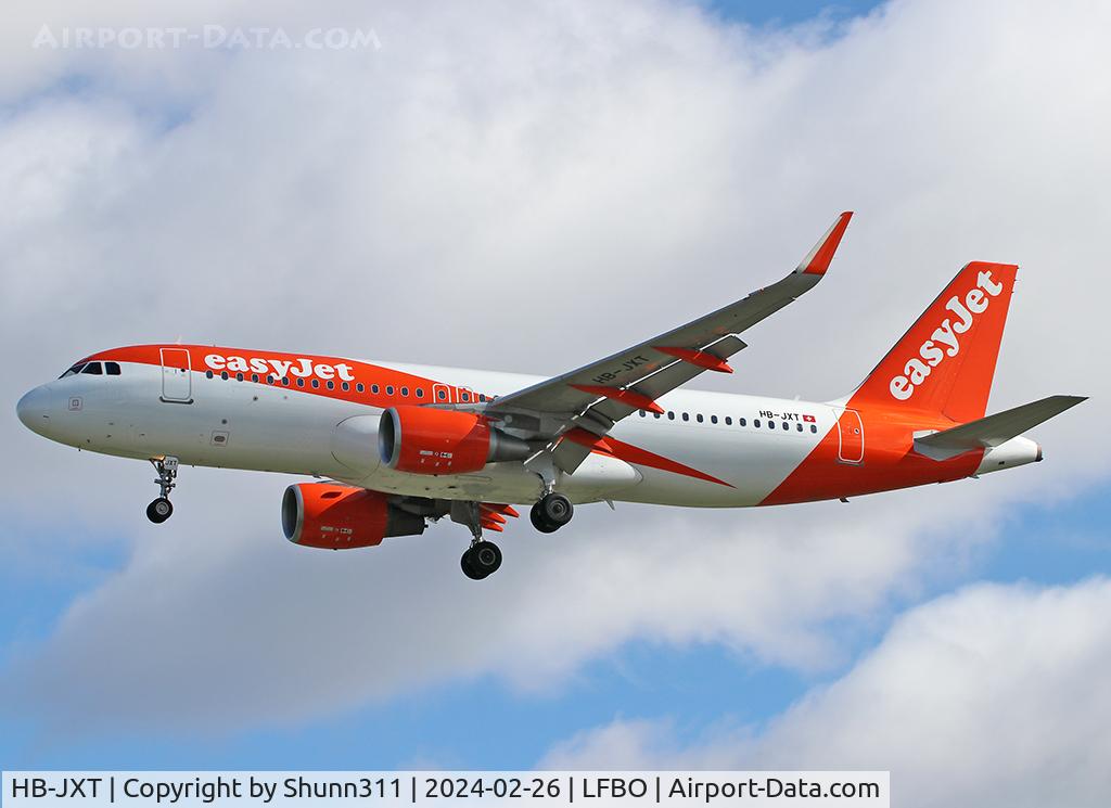 HB-JXT, 2015 Airbus A320-214 C/N 6788, Landing rwy 32L