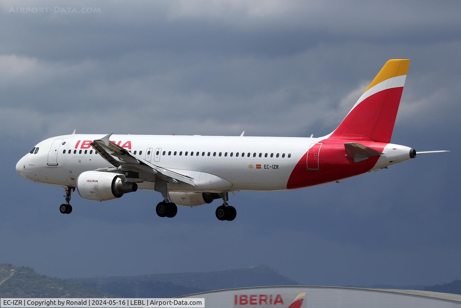 EC-IZR, 2004 Airbus A320-214 C/N 2242, at bcn
