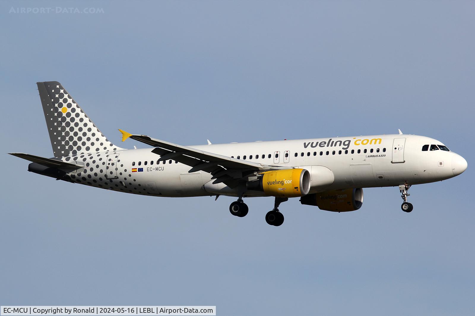 EC-MCU, 2009 Airbus A320-214 C/N 3907, at bcn