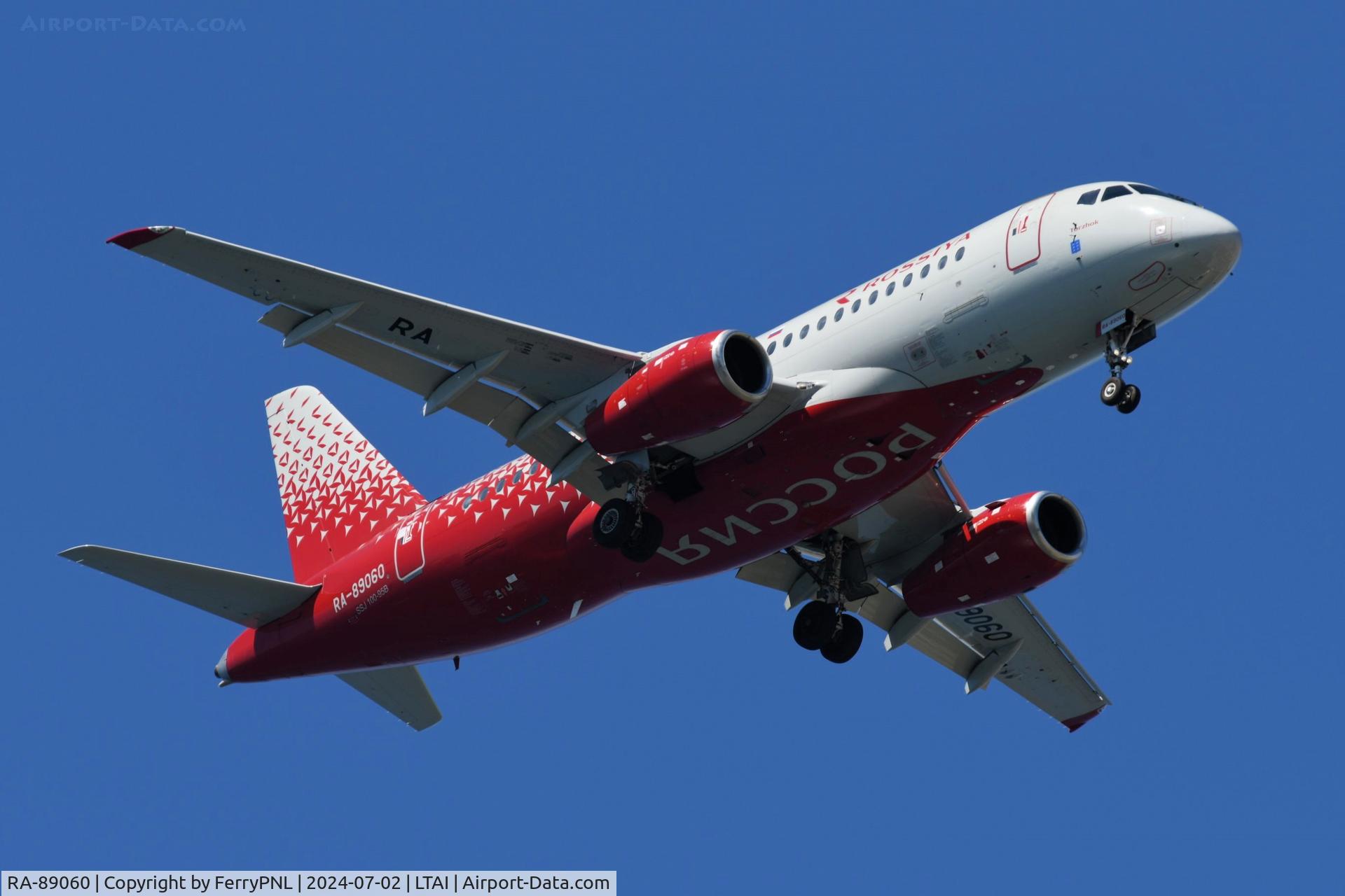 RA-89060, 2015 Sukhoi SuperJet 100-95B C/N 95103, Rossiya SU100 landing