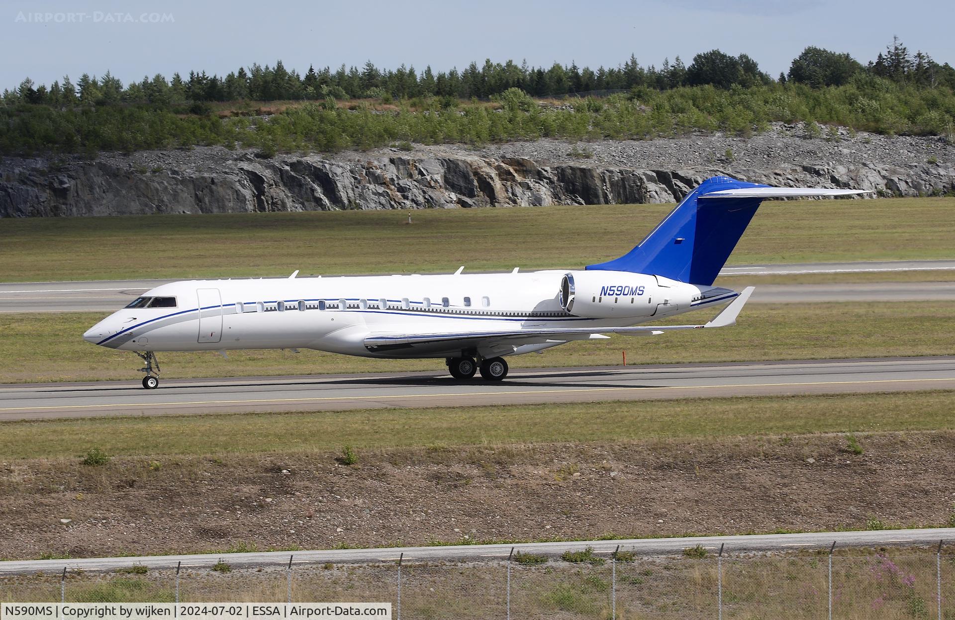N590MS, 1999 Bombardier BD-700-1A10 Global Express C/N 9042, Twy W