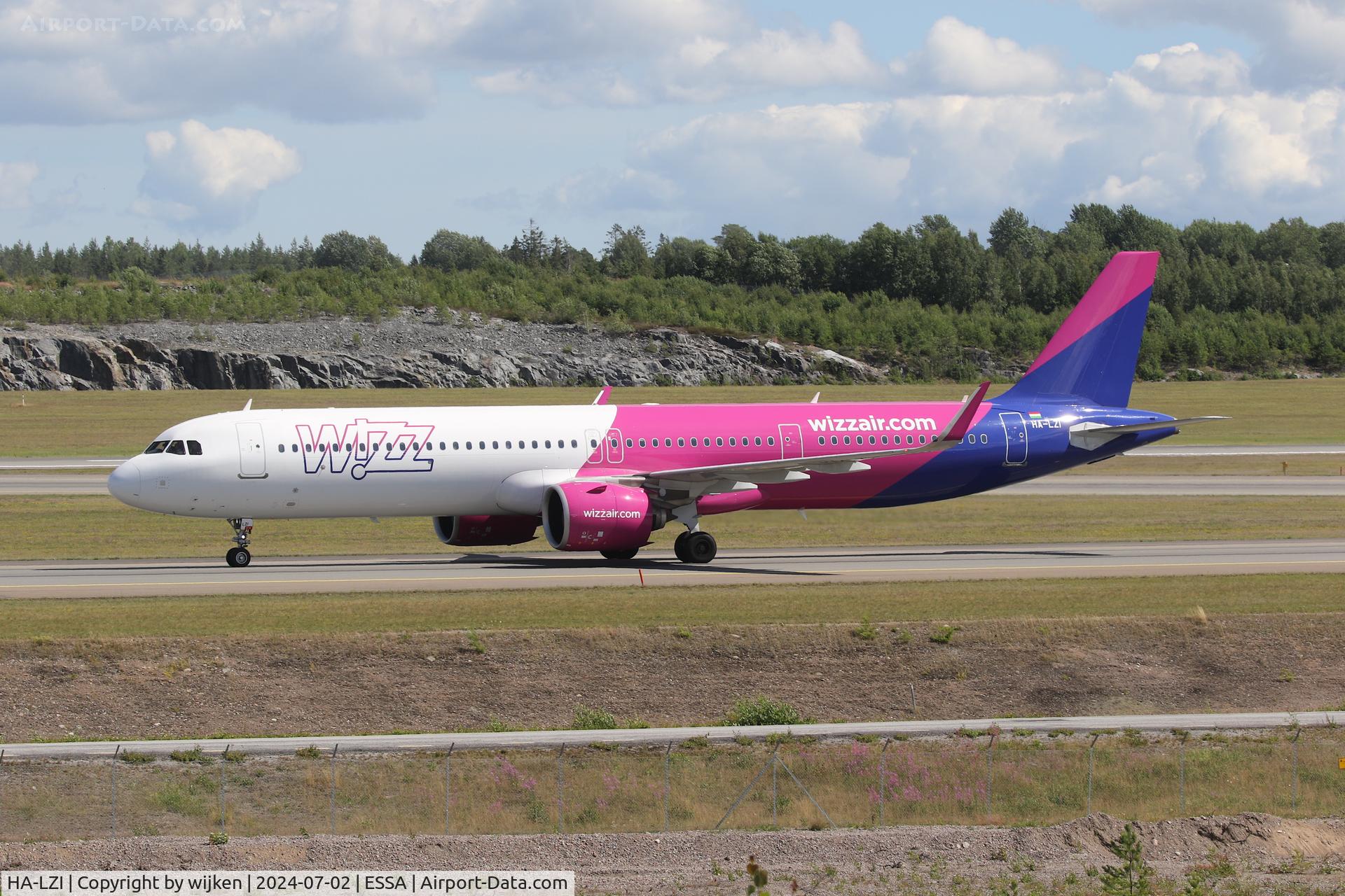 HA-LZI, 2021 Airbus A321-271NX C/N 10757, Twy W