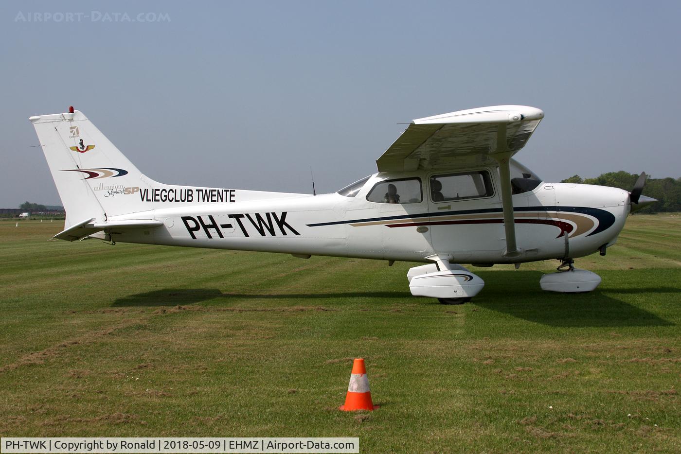 PH-TWK, 2000 Cessna 172S Skyhawk SP C/N 172S8533, at ehmz