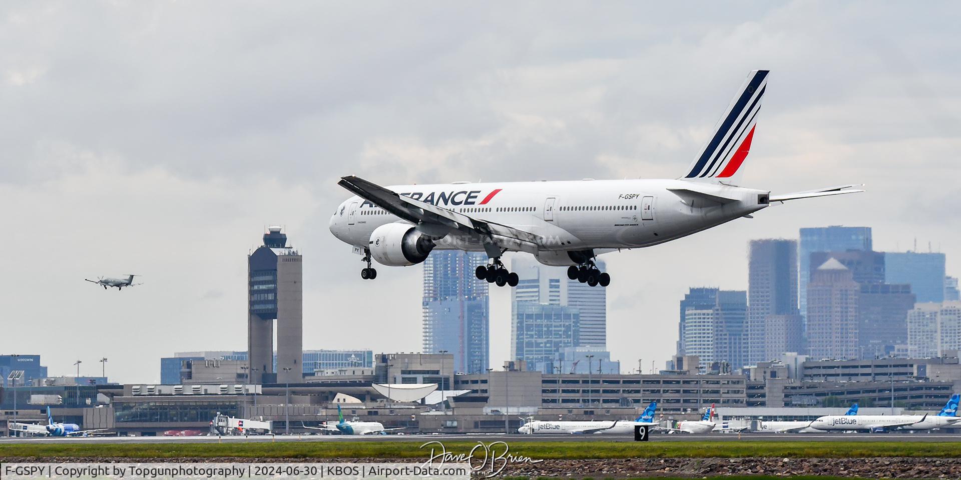 F-GSPY, 2002 Boeing 777-228/ER C/N 32305, A PC-12 departs RW22 R, while Air France is ready to touch down on 22 L