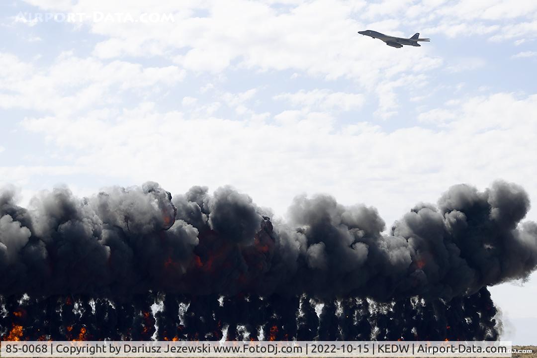 85-0068, 1985 Rockwell B-1B Lancer C/N 28, B-1 flyby with pyro wall of fire.