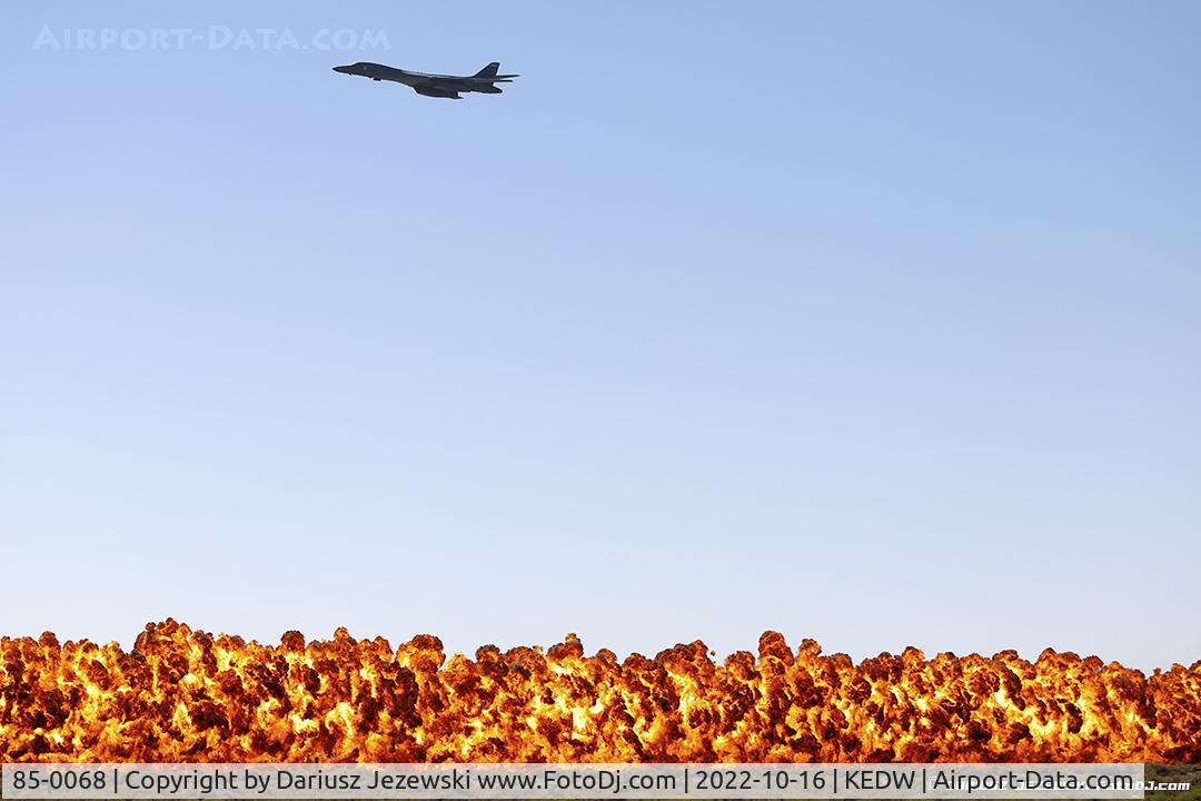 85-0068, 1985 Rockwell B-1B Lancer C/N 28, B-1 flyby with pyro wall of fire