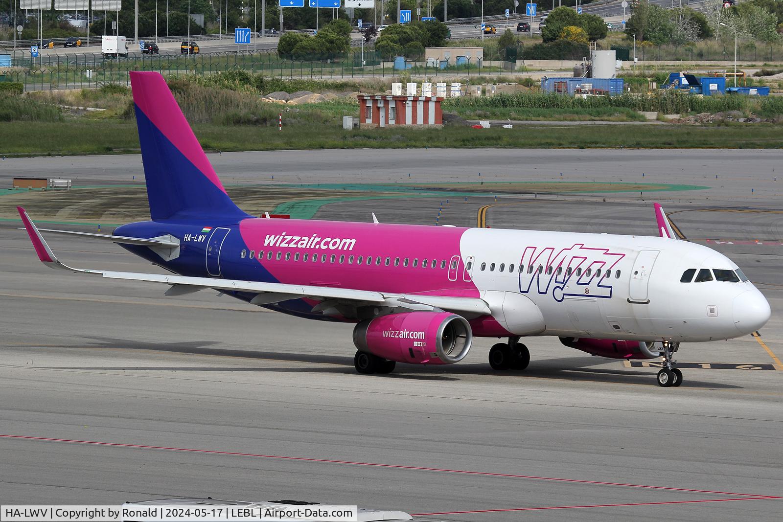 HA-LWV, 2013 Airbus A320-232 C/N 5660, at bcn