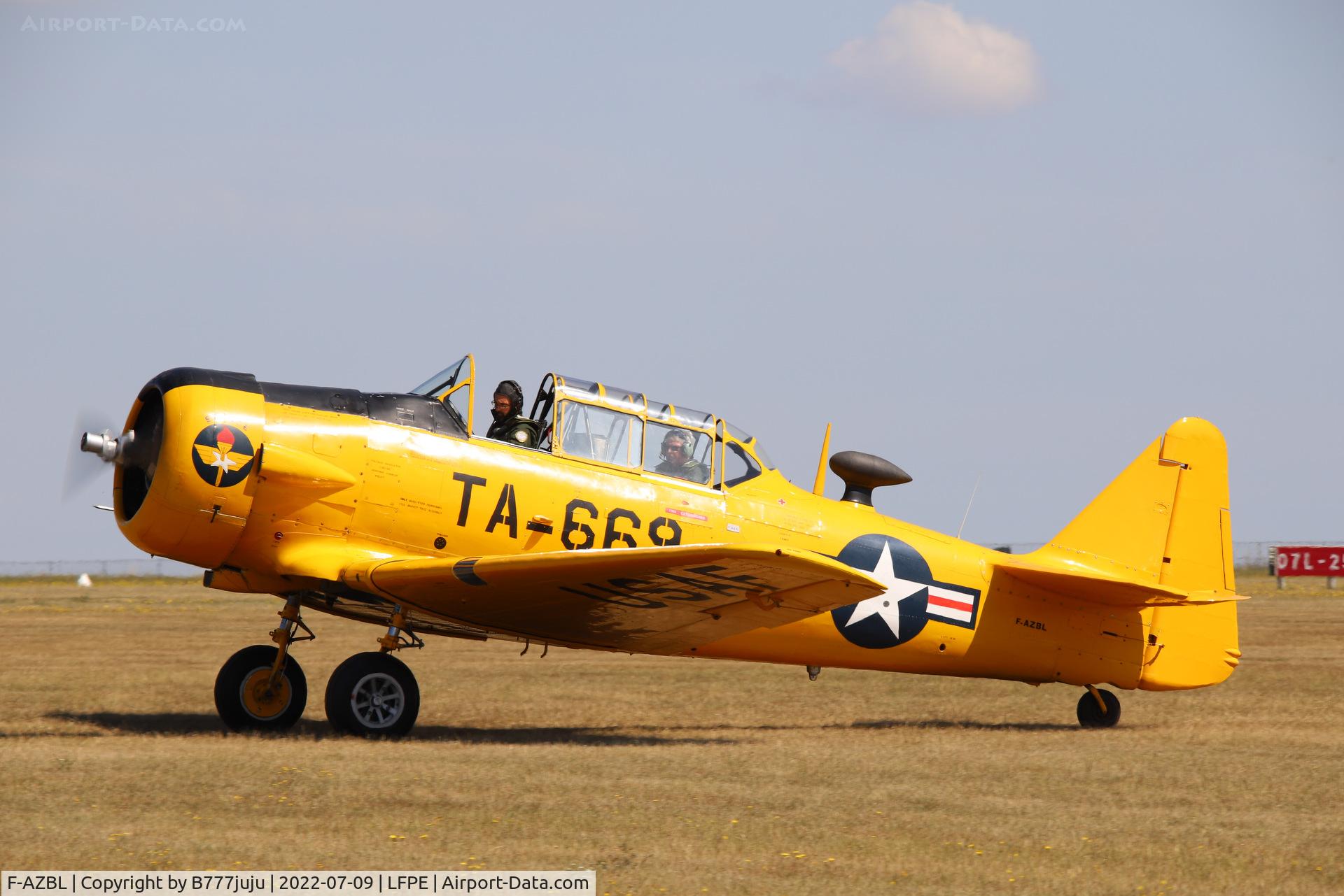 F-AZBL, North American SNJ-5C (AT-6D) Texan Texan C/N 88-17667, during Meaux Airshow