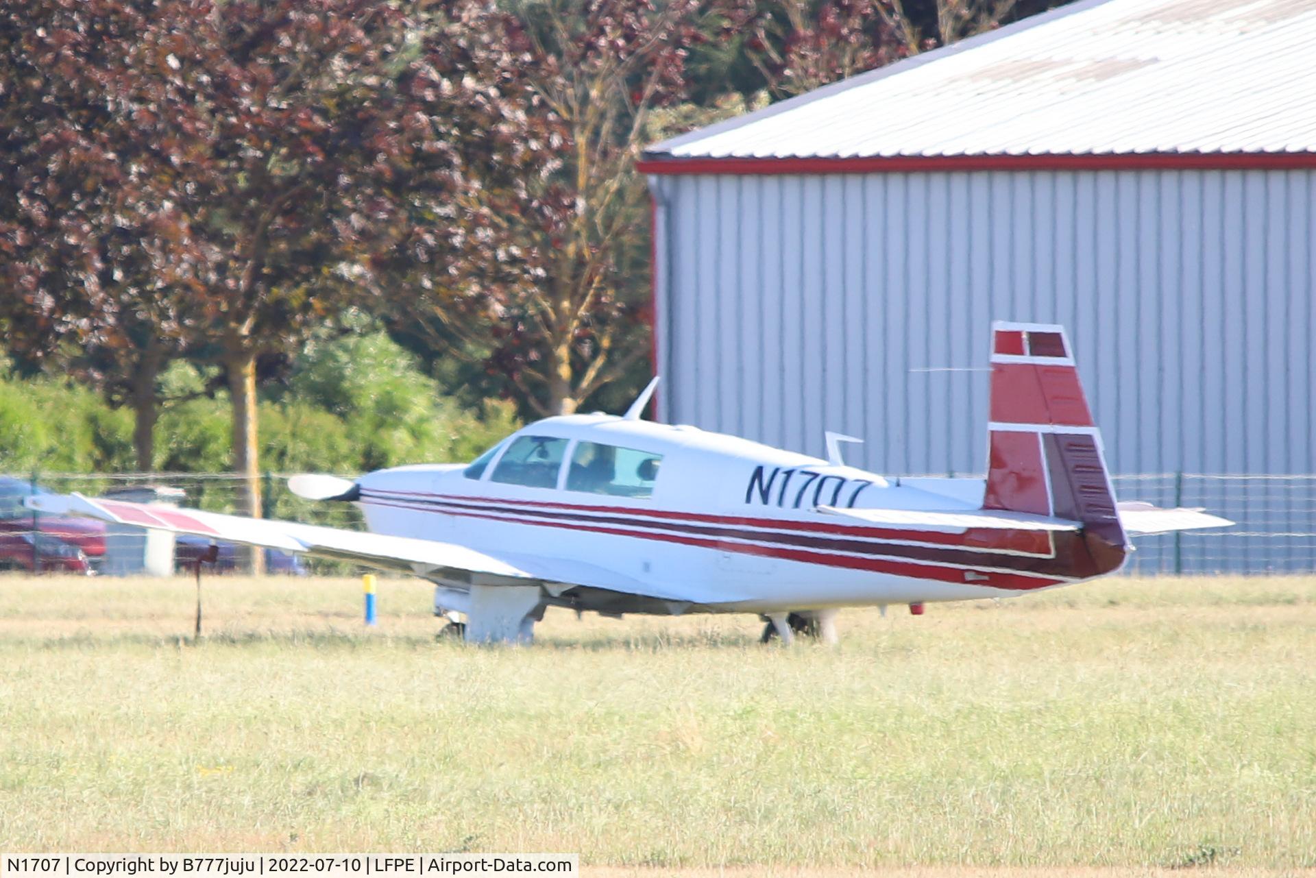N1707, 1977 Mooney M20J 201 C/N 24-0263, during Meaux Airshow
