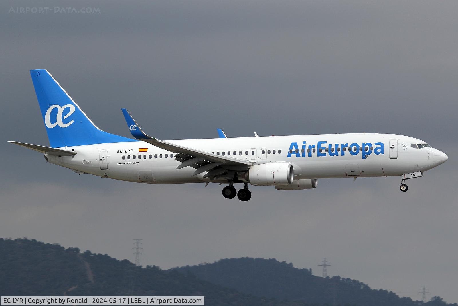 EC-LYR, 2013 Boeing 737-85P C/N 36595, at bcn