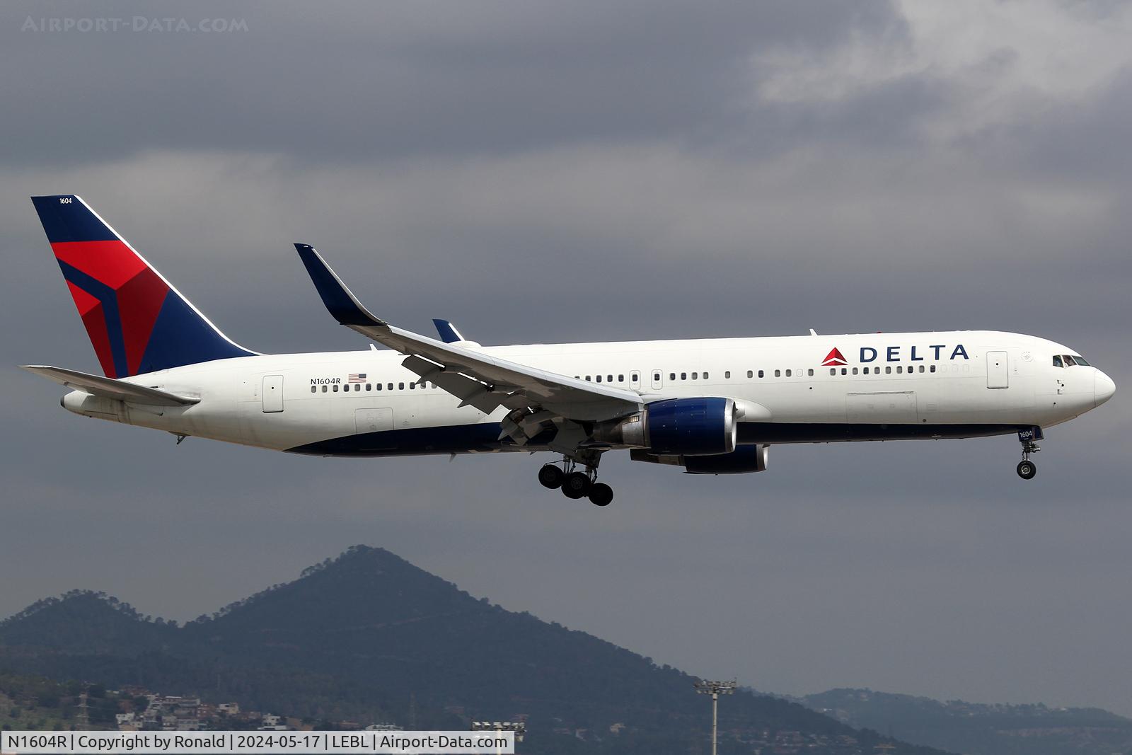 N1604R, 1999 Boeing 767-332 C/N 30180, at bcn