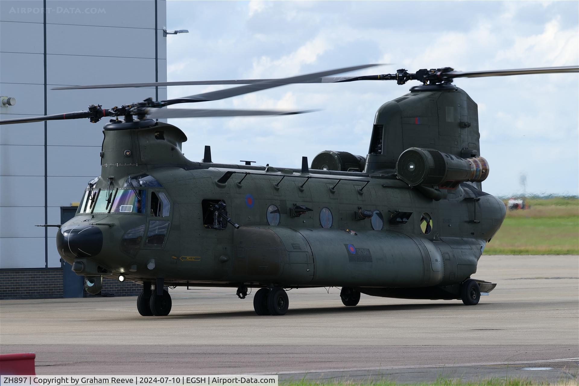 ZH897, Boeing Vertol Chinook HC.3 C/N M4476, Departing from Norwich.