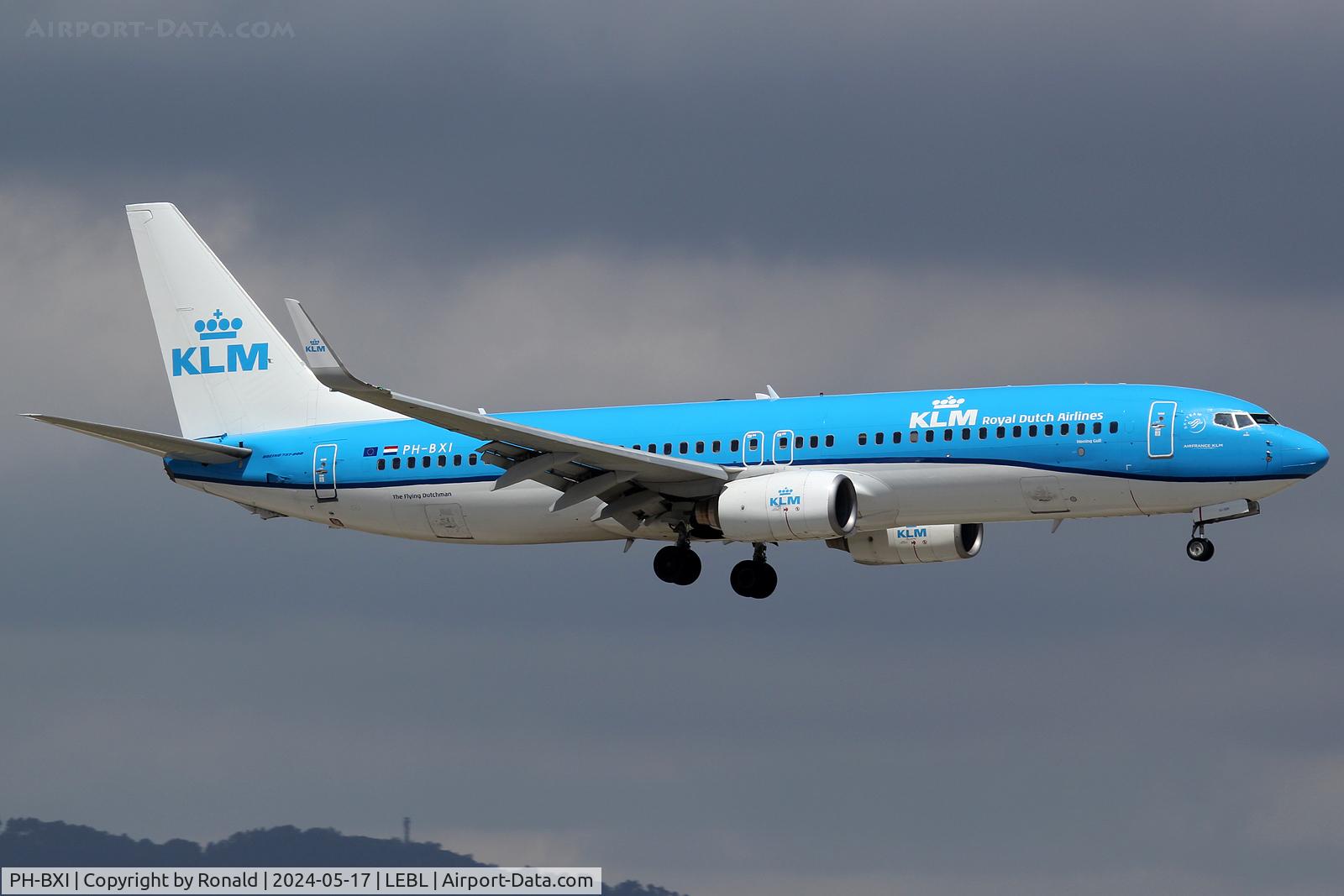 PH-BXI, 2000 Boeing 737-8K2 C/N 30358, at bcn