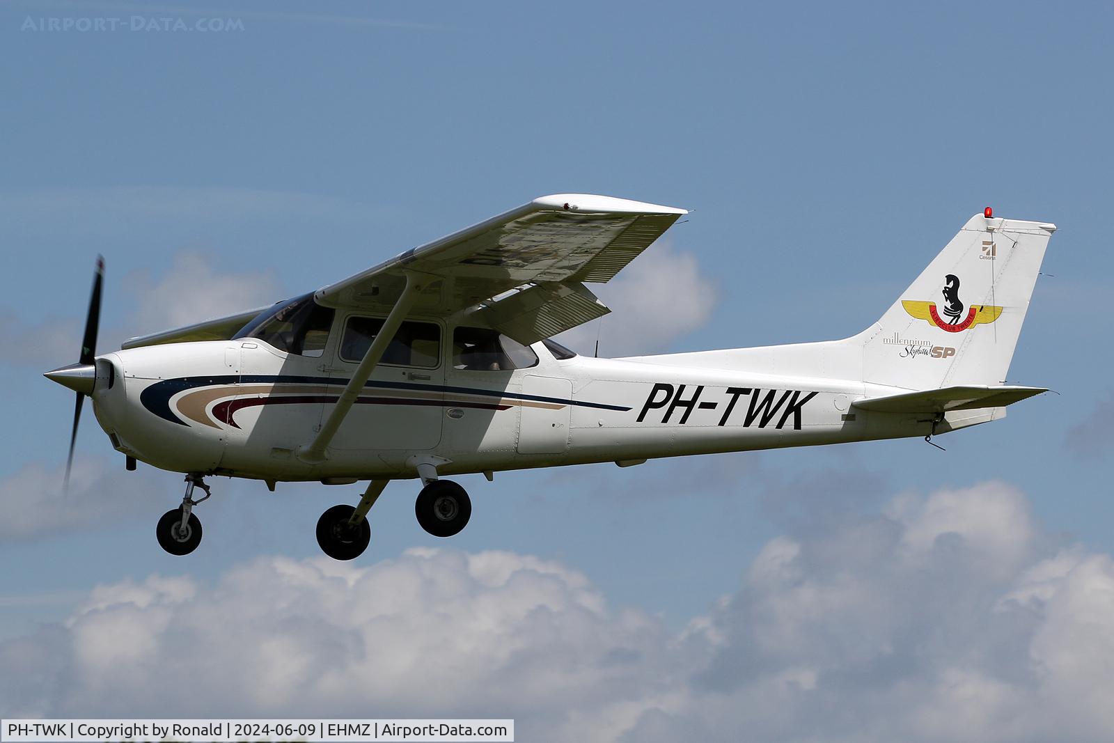 PH-TWK, 2000 Cessna 172S Skyhawk SP C/N 172S8533, at ehmz