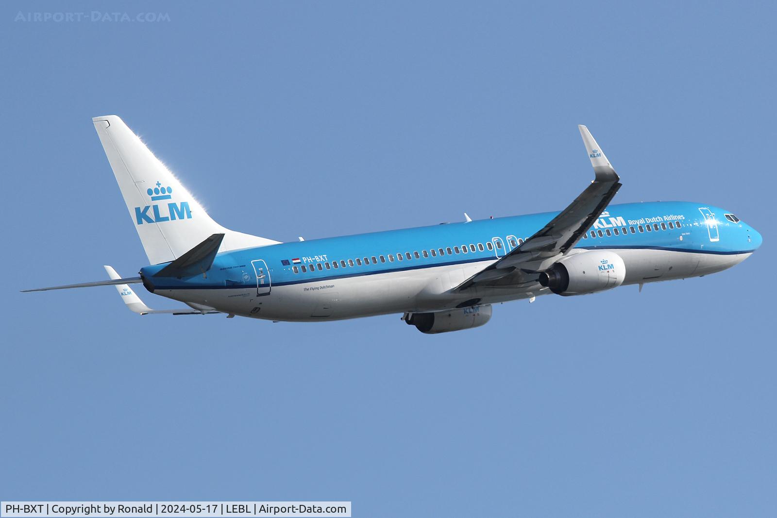 PH-BXT, 2004 Boeing 737-9K2 C/N 32944, at bcn