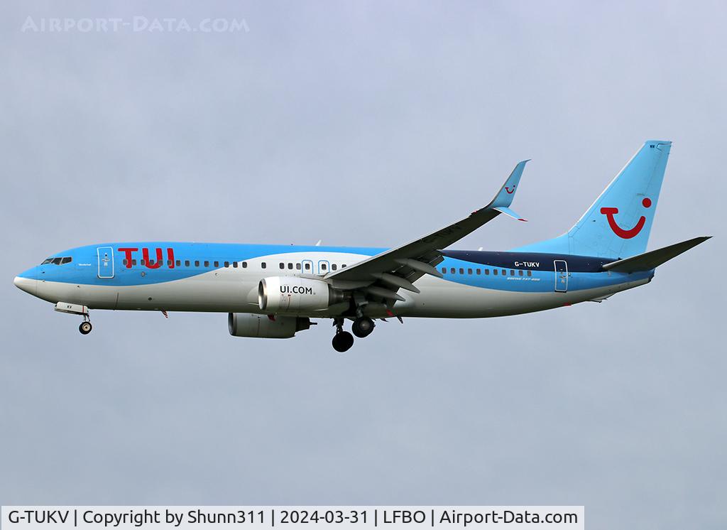G-TUKV, 2009 Boeing 737-8K5 C/N 35149, Landing rwy 14R... Scimitar winglets...