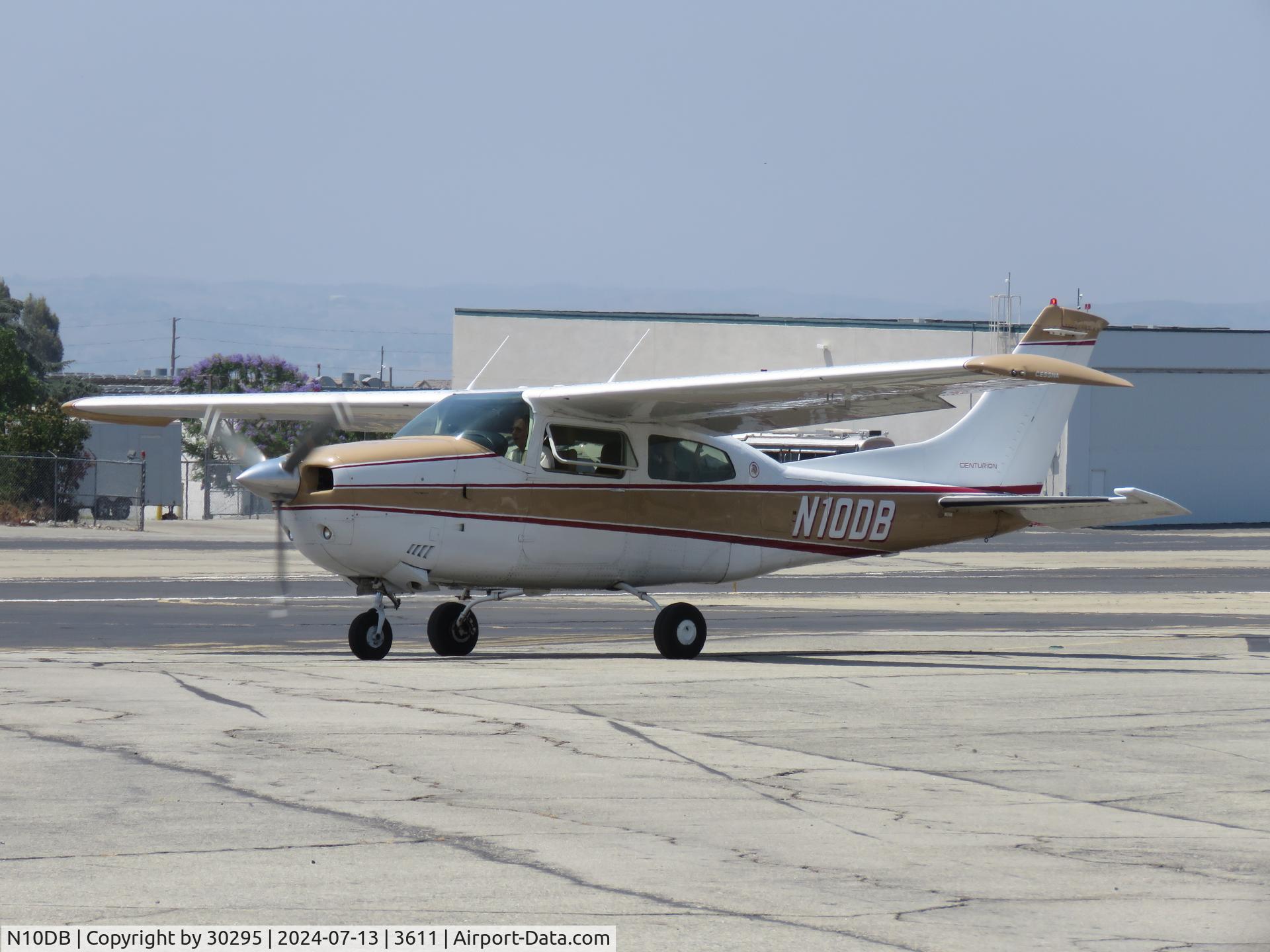 N10DB, 1977 Cessna 210M Centurion C/N 21062016, Taxiing