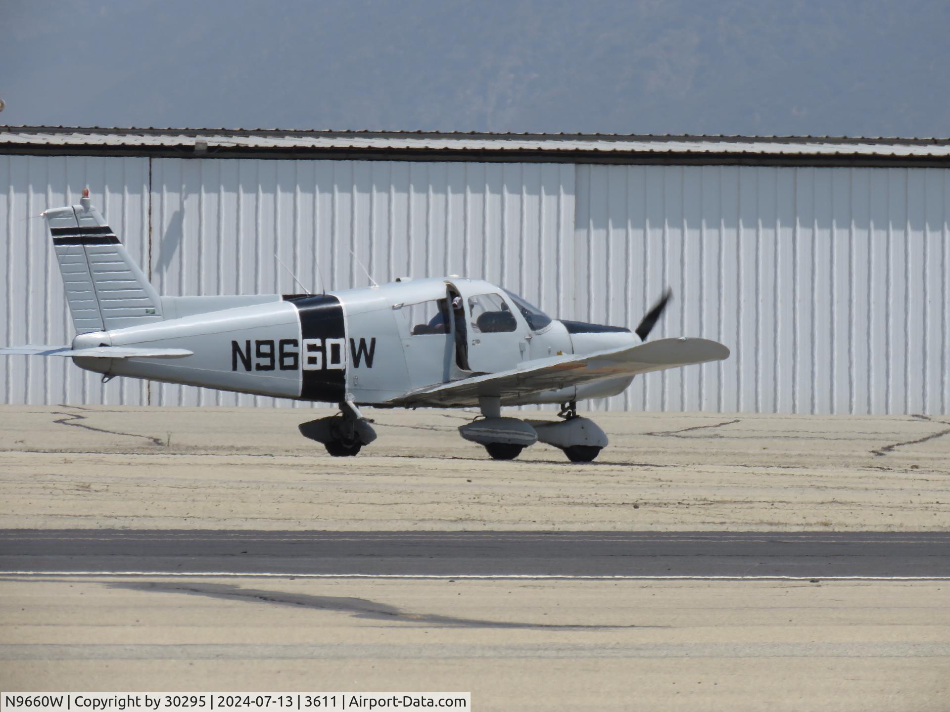 N9660W, 1967 Piper PA-28-140 C/N 28-23122, Taxiing