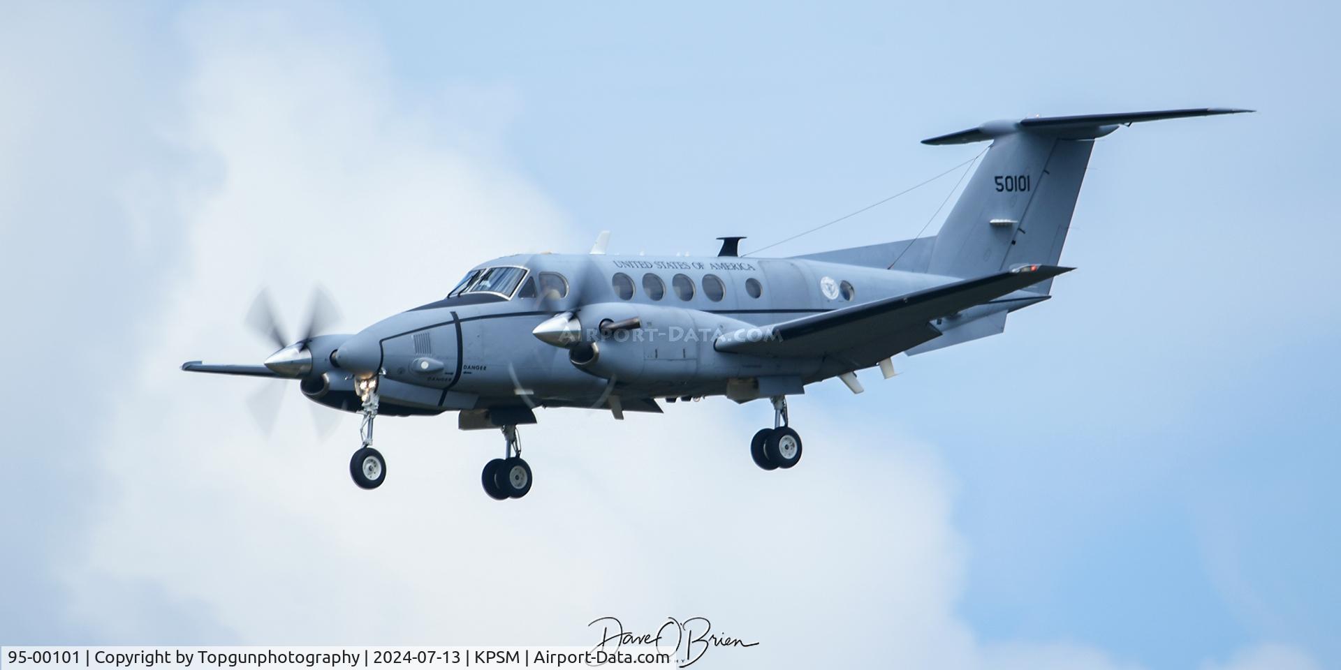 95-00101, Beech C-12V C/N BW-29, WING29 stops in for fuel