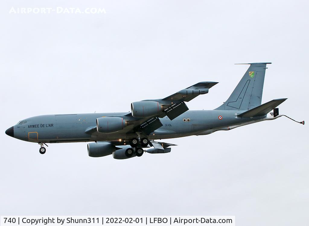 740, 1964 Boeing C-135FR Stratotanker C/N 18700, Landing rwy 32L