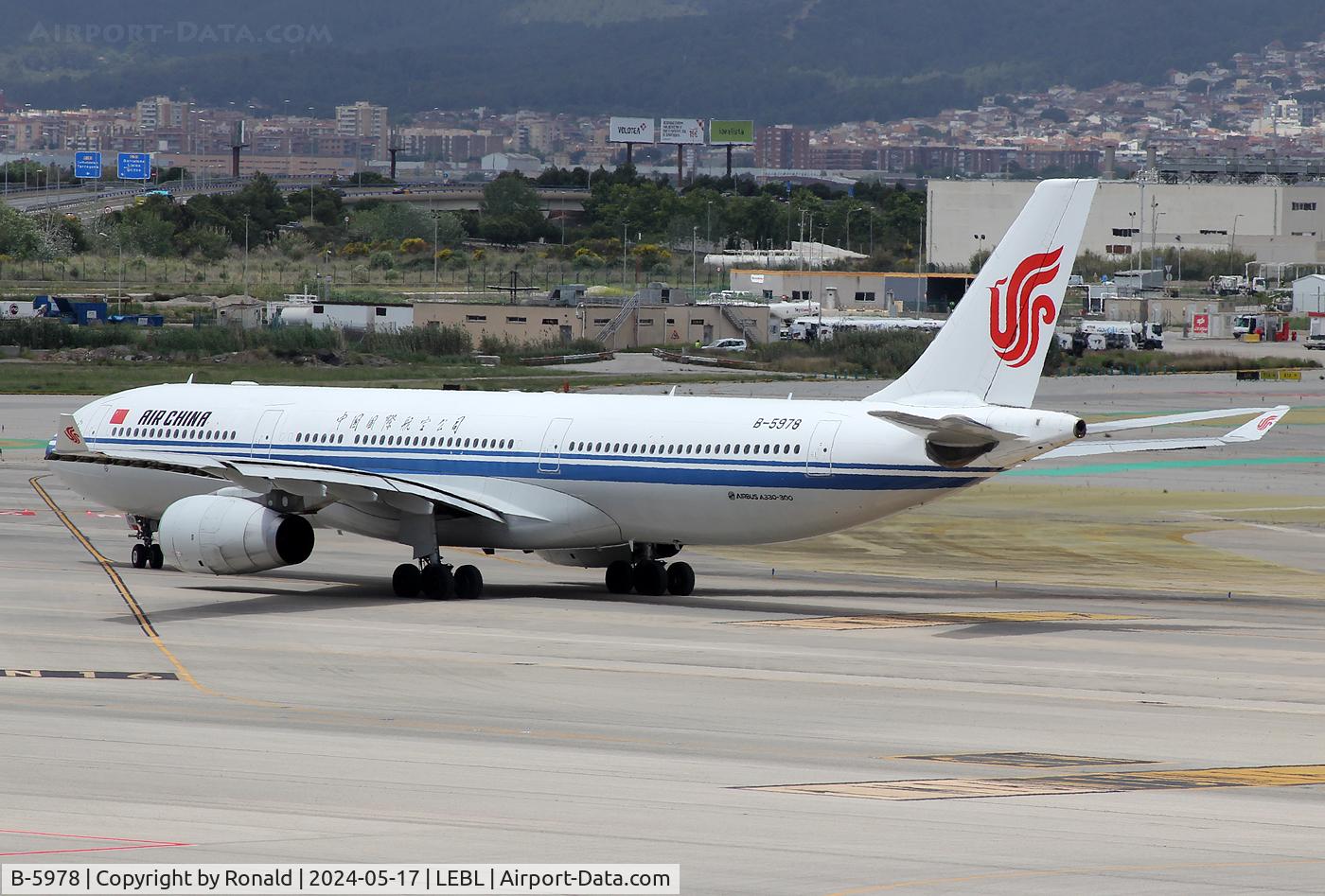 B-5978, 2015 Airbus A330-343 C/N 1673, at bcn