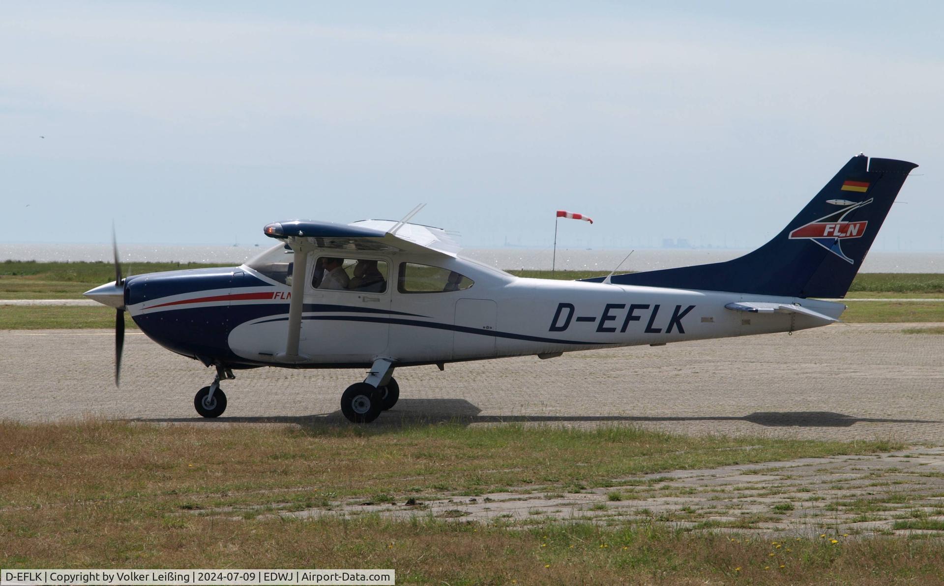 D-EFLK, 2011 Cessna 182T Skylane Skylane C/N 18282311, ready for taxi