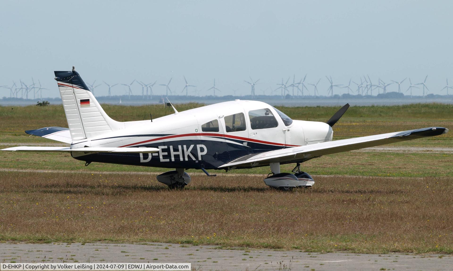 D-EHKP, Piper PA-28-151 Warrior C/N 28-7715088, parking