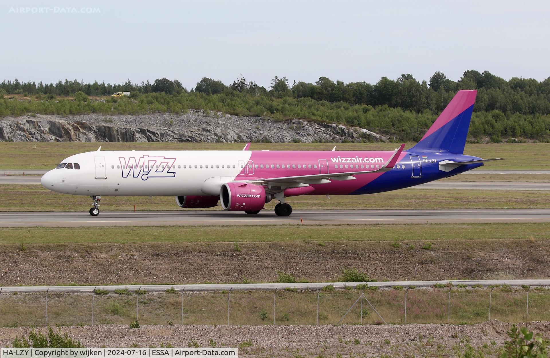 HA-LZY, 2022 Airbus A321-271NX C/N 10933, Twy W