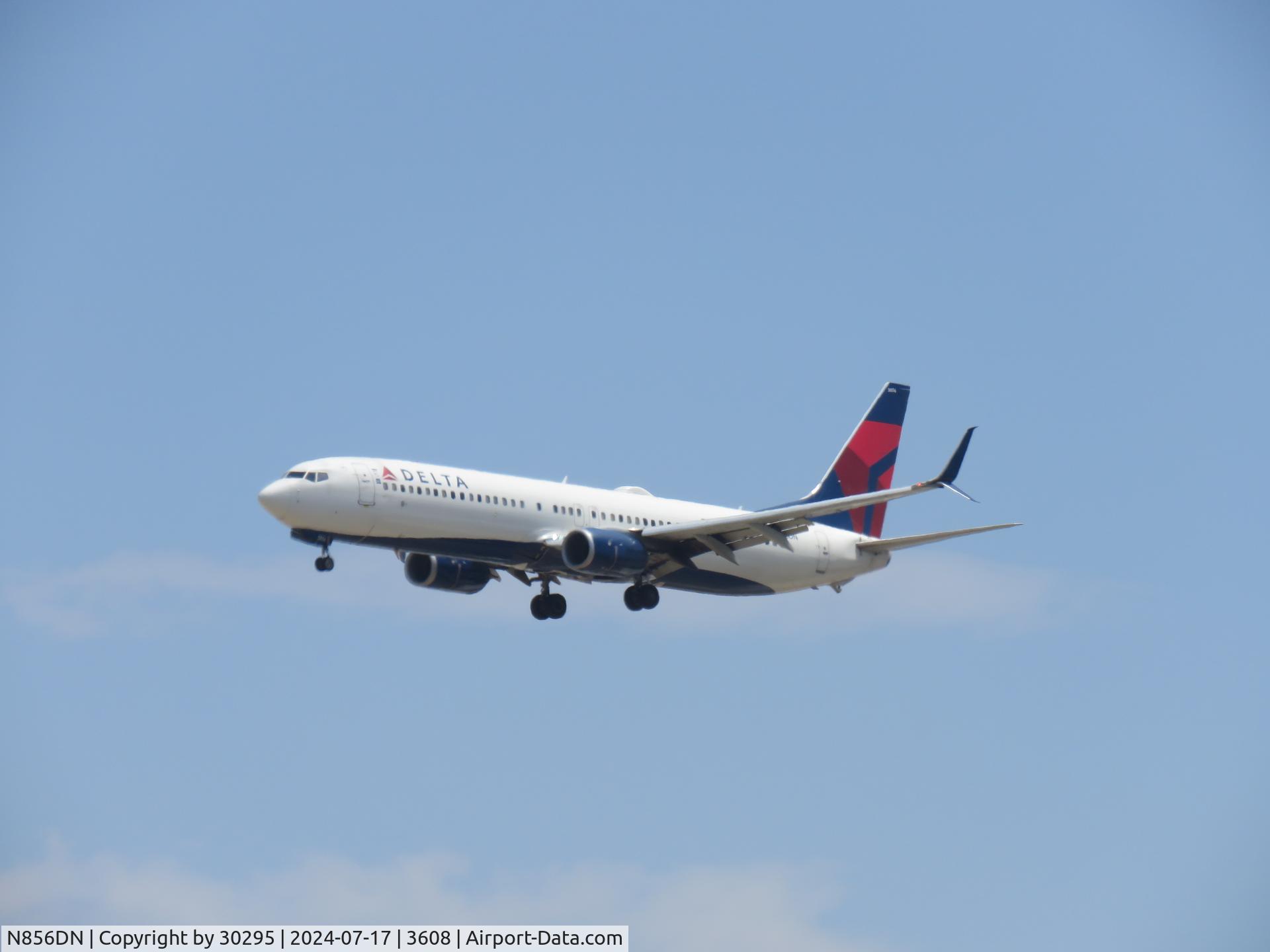 N856DN, 2016 Boeing 737-932/ER C/N 31967, Landing