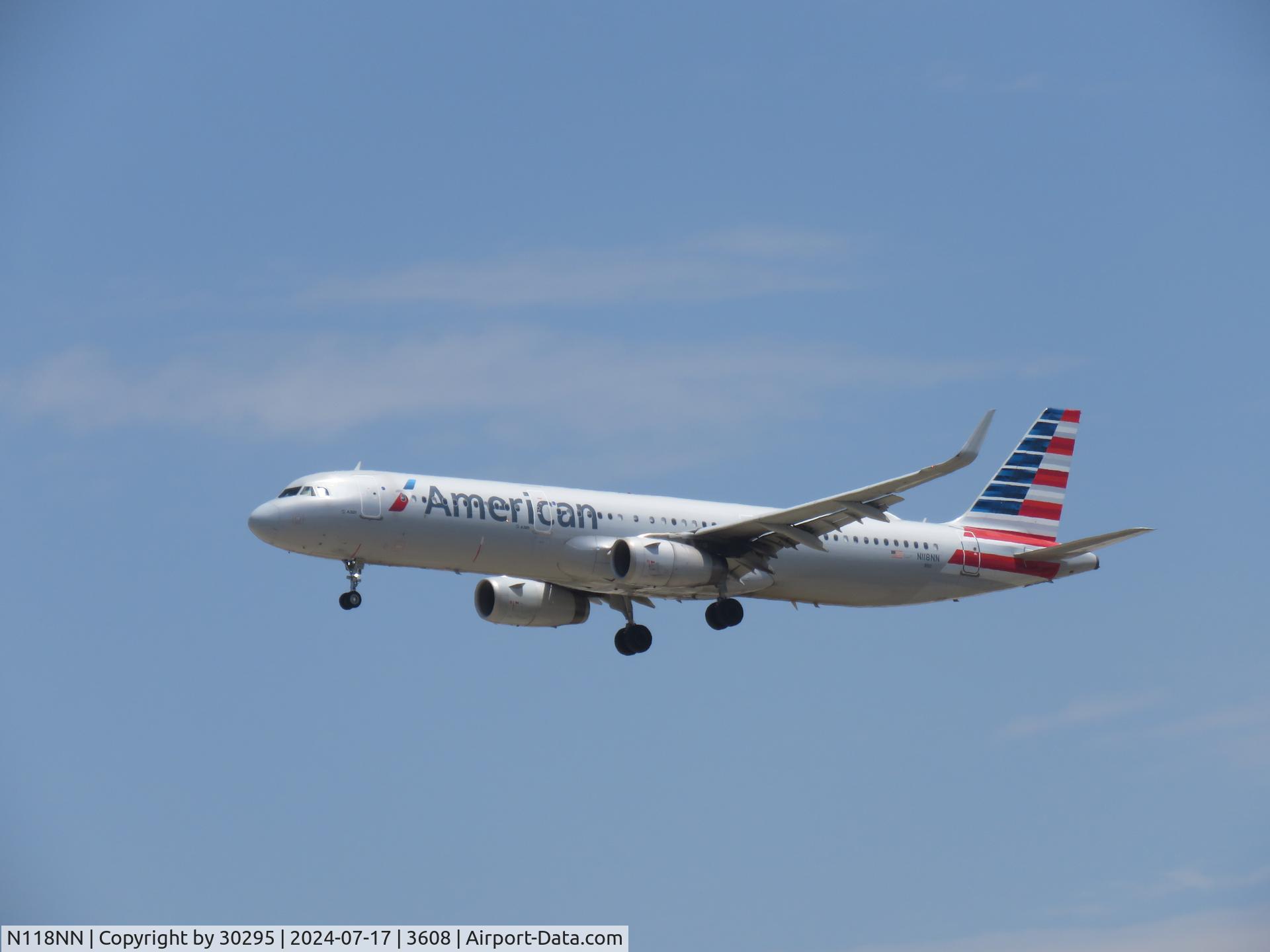 N118NN, 2014 Airbus A321-231 C/N 6162, Landing
